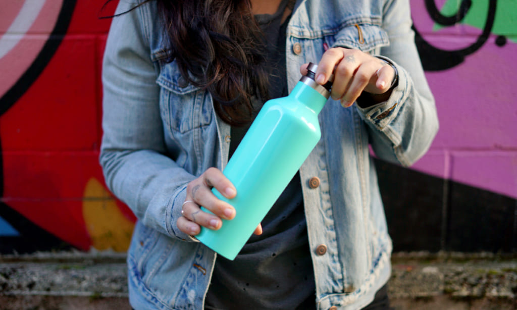 Cómo limpiar las botellas de agua reutilizables para mantenerlas  higienizadas y libres de malos olores